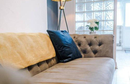 Classic 4 Bedroom House in Wirral with WiFi & Parking Sleeps 9 by PureStay - Foto 16