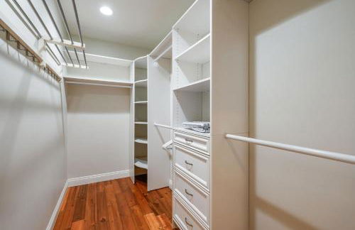 Luxury Estate with Sparkling Pool & Elegant Amenities - Foto 120