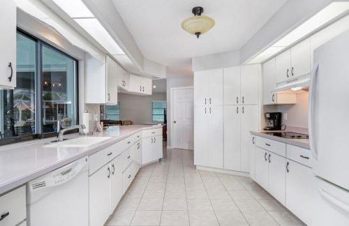 Waterfront Paradise! Heated Pool, Dock, Grill, Fishing near restaurants and shops - Foto 8