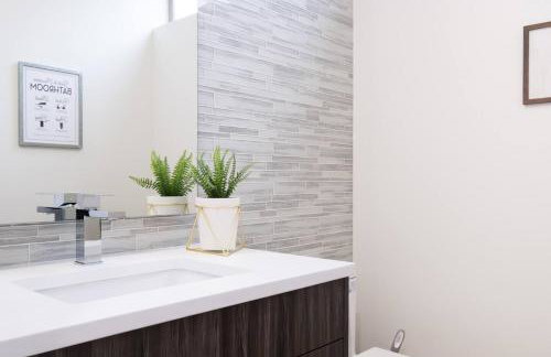 Designer Urban Retreat w Rooftop Deck & Fireplace - Foto 39