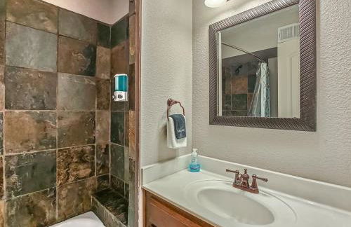 Quiet Plaza Two bedroom 2 Bathroom - Photo 12