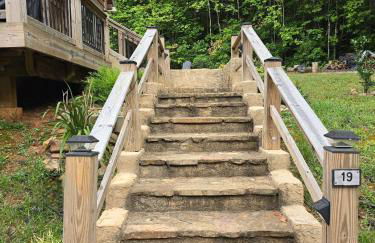 Couples Getaway Cabin with a Loft - Firepit - Creek - Foto 27