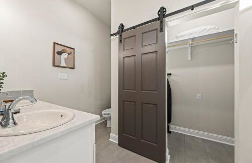 NEW Willow House KING Garage Sports Complex - Foto 16