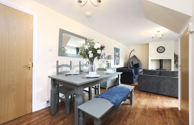 JOIVY Greenknowes Lodge With Hot Tub And Wood Burning Stove - Foto 31