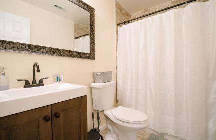 5BR & 4BA Lovely House with Beautiful Backyard in VA - Foto 19