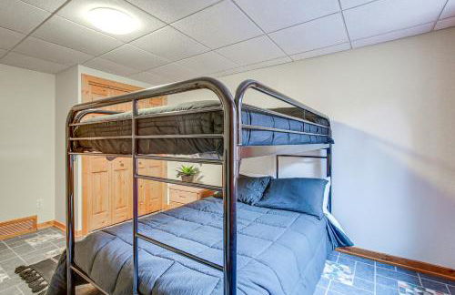 Family Home with Indoor Pool about 2 Mi to Elkhart Lake! - Foto 25