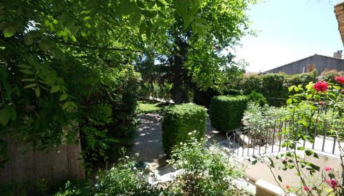 vacation rental with pool and poolhouse, close to arles in moulès- sleeps 8 - Foto 4, Garden, Garden view