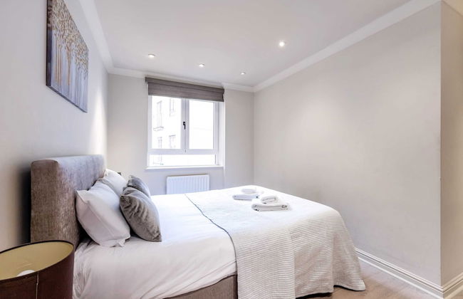Beautiful 3-bed in the Heart of London With Parking-hosted by Sweetstay - Photo 1