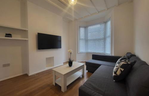 Central 5BR Retreat - Walk to Tube, Explore London - Photo 35