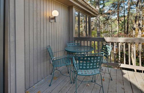 Chicadees Lake Lookout - A wood-burning fireplace, beautiful lake views, king and queen bedrooms, deck dining, and easy access t - Foto 36