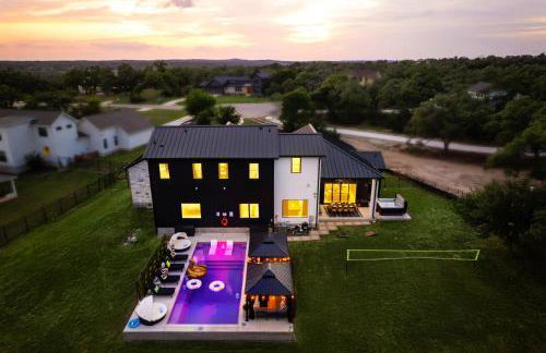 Designer Home with Hot Tub BBQ & Hill Views - Foto 47