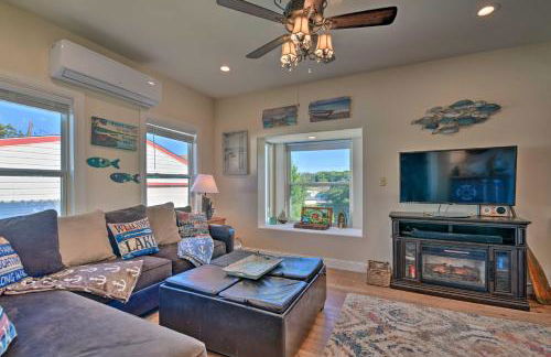 Steps to Lake! Charming Cabin Pool Access and Decks - Foto 6