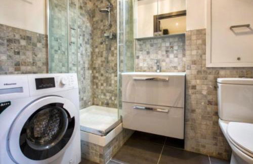 Appartement moderne et entièrement rénové en plein cœur du village, chambre séparée, balcon vue montagne, très proche des pistes - Foto 7