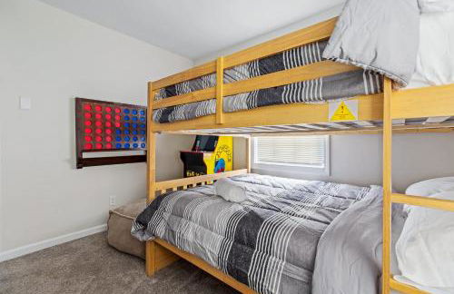 New Renovated 5BD Home with Hot Tub Sauna & Game Rm - Foto 12