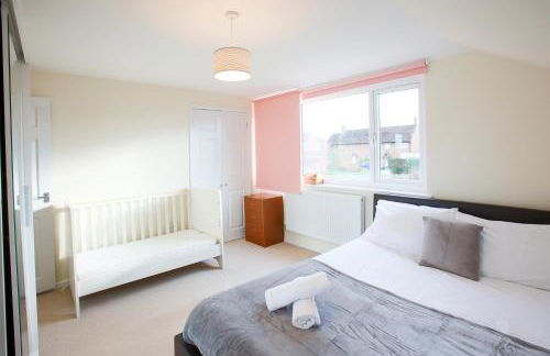 Grand 5BR Home in Market Harborough with Parking - Foto 3