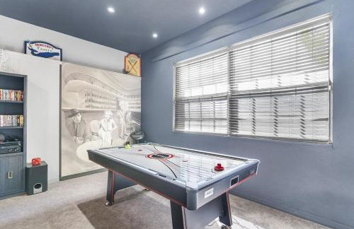 Luxurious 9BR Themed SE Facing Pool Hot Tub Theater Game Room BBQ 2 miles Disney - Foto 5