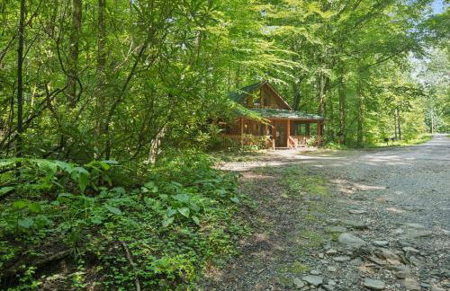 Cozy Creekside Cabin with Wraparound Porch home - Foto 32