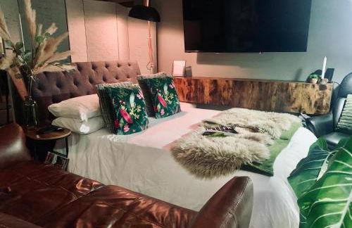 The Fifth Quarters, Grade II Listed Apartment, The Lace Market, NG1, City Centre, Nottingham, Sleeps 4 - Photo 26