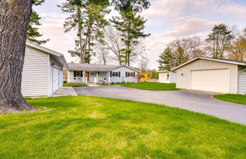 Waterfront Gladwin Vacation Rental with Lake View! - Foto 32