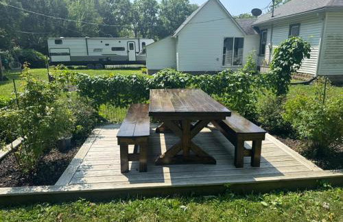 Downtown Whitestown with King Suite and Pool - Foto 33