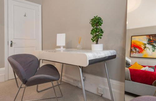 LUXURY Victorian Flat 2 bed 2 bath Flat Sleeps 4 to 7 - Photo 18