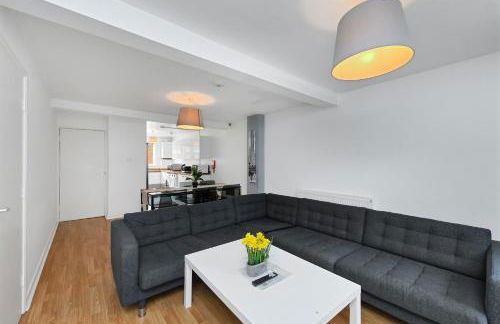 Spacious 6-Bed Home Sleeps 12, Near Highfields Park - Photo 21