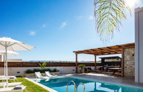Solis Villa, with Heated Pool & 5 minutes to Beach, By ThinkVilla - Photo 1