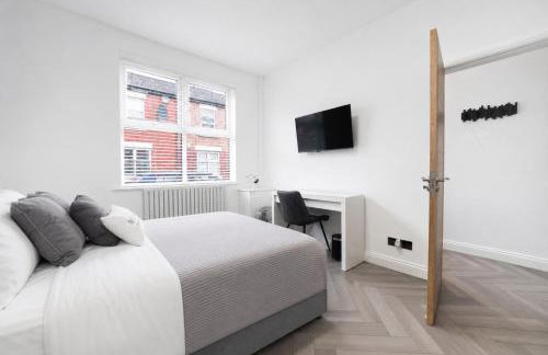 The Manchester Haven Sleeps 10 Near City Centre Breakfast hamper included - Photo 28