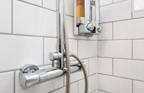 New Lodge Studios with Full Kitchen and Parking - Foto 17