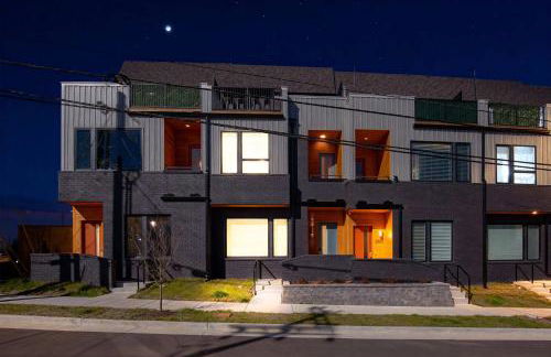 Private Home with Rooftop Game Room near Downtown - Foto 78