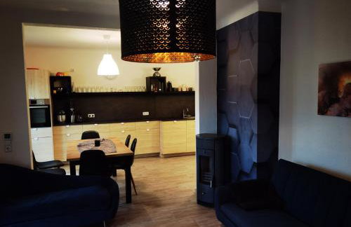 Modernes behagliches Haus mit Kamin, Terrasse und Garten - Foto 20