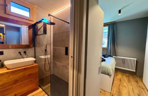 Luxury 9-Bed Apartment Steps from Ski Slopes with Parking & Ski Box - Photo 23