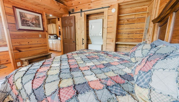 Hunter's Hideaway 2 Bedroom Cabin by RedAwning - Foto 4, Habitación