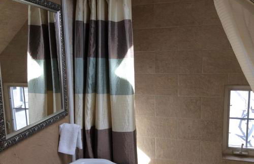 Charming Studio Apartment in the Heart of Golden - Photo 6