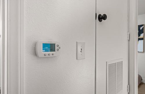 Entire Private Home with 4 Bedrooms 2 Bathrooms, Hot Tub, King Bed, 80 TV, Gated Yard, Ranch Style, Available Now - Foto 30