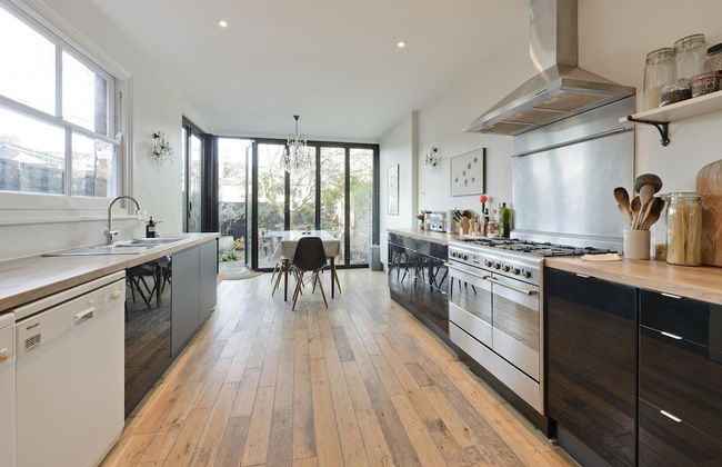 Interior Designed House With Garden in North West London by Underthedoormat - Foto 6