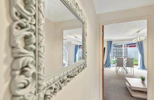 Modern Terraced House with Private Garden, Near Airport & MET Office - Foto 16