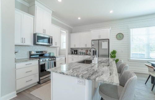 ~Spacious home near beach w/ game room and community pool~ - Photo 10