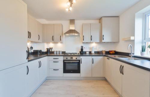 Modern Spacious 3 Bedroom House in Canterbury with En Suite and Free Parking Perfect for Contractors & Families - Photo 9