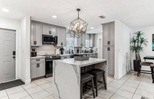 Miami Oasis, Spacious 4-Bedroom Home with Pool - Photo 23