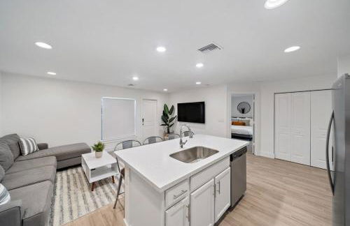 New! Few minutes to Downtown, 10 to the Beach! - Photo 8