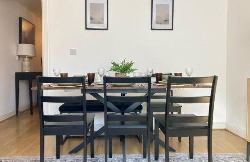 Ashford 4-Bed Townhouse with Garden and Parking - Foto 3