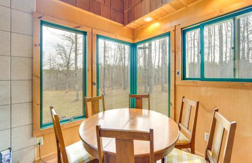 1 Mi to South Twin Lake Cabin with Deck in Trego! - Foto 8