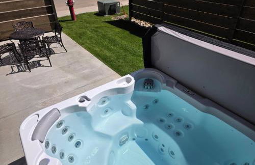 Peaks & Pines Modern Gem, 2 Kings, Bunks, Hot Tub, Walkable, Kid's Cove - Foto 72