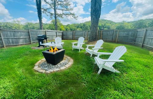 Rustic Chic Alabama Cabin w Loft Fire Pit Pet Friendly Fenced Yard Lake Guntersville - Lucky Lodge - Foto 7