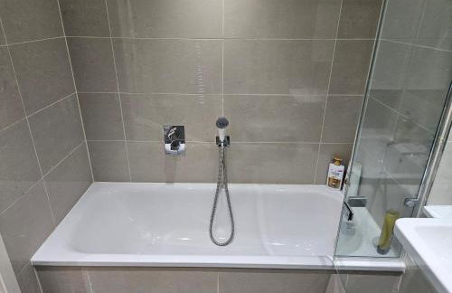 Stylish 1BDR Flat with 24hr Concierge East Croydon - Foto 25