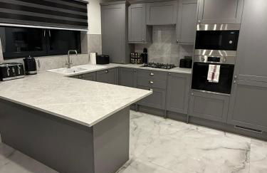 Large Luxury 5BDR Home 2 Bath and Free Parking - Foto 23