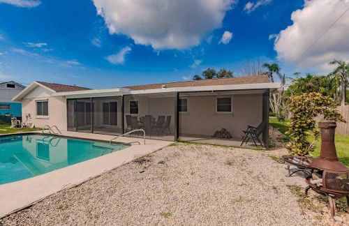 Spacious Backyard & Pool Retreat - 5 Mins to Beach - Foto 18