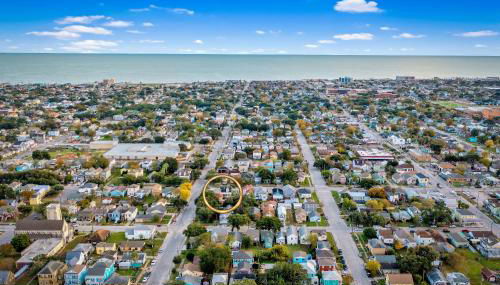 Historic 1871 Coastal Breeze with Heated Pool - Restoring Galveston - Photo 3