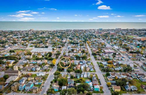 Historic 1871 Coastal Breeze with Heated Pool - Restoring Galveston - Photo 3